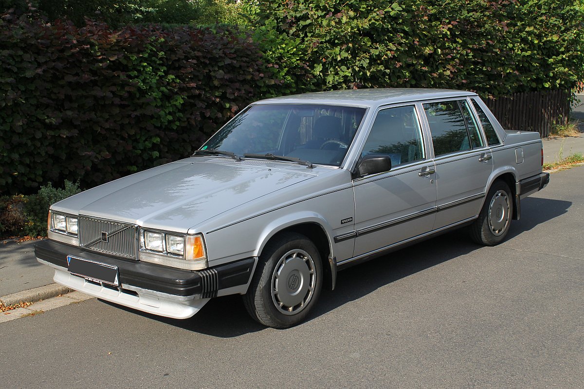 H_Volvo744_01.jpg